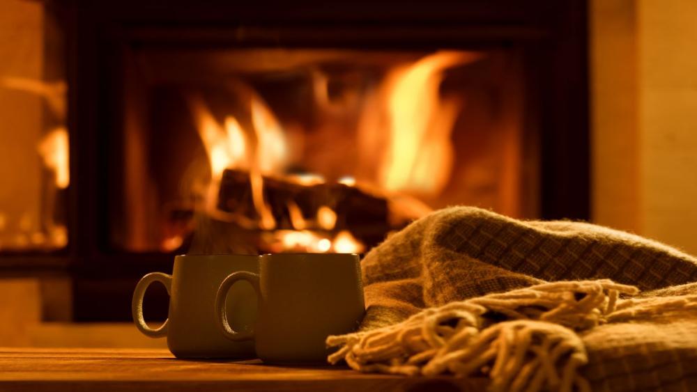 chocolat chaud et plaid au coin de la cheminée